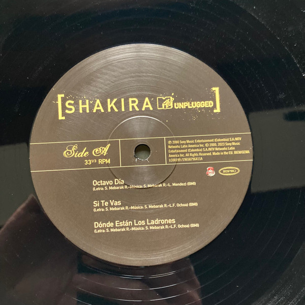 Shakira - MTV Unplugged | Epic (19658796411) - 3