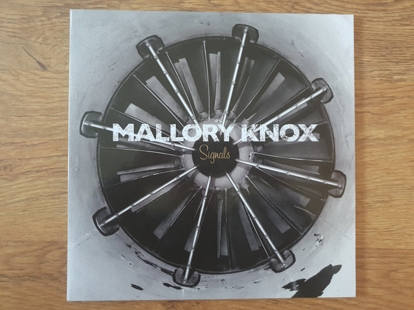 Mallory Knox - Signals | A Wolf At Your Door Records (WYDLP046) - 2