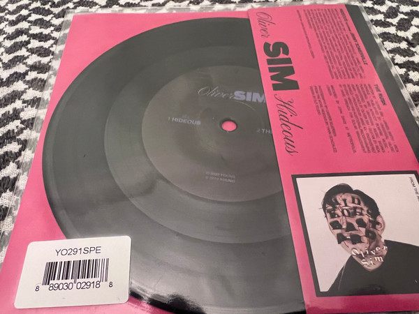 Oliver Sim - Hideous | Young (YO291SPE) - 3