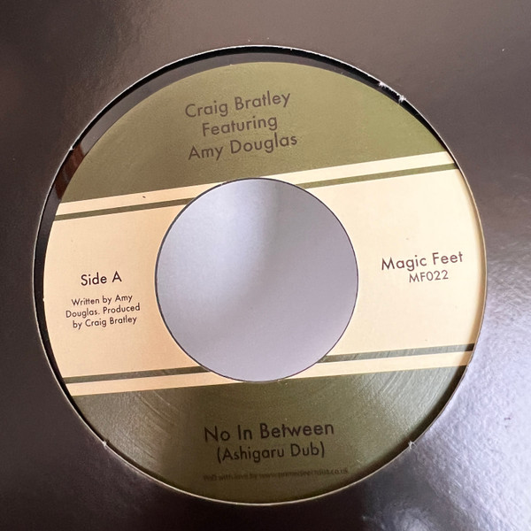 Craig Bratley Featuring Amy Douglas - No In Between | Magic Feet (MF022)