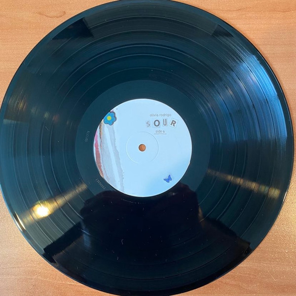Olivia Rodrigo - Sour | Geffen Records (B0033816-01) - 2 Olivia Rodrigo - Sour | Geffen Records (B0033816-01) - 2