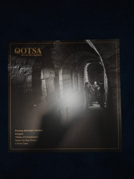 Queens Of The Stone Age - Alive In The Catacombs | Matador (OLE2142LPE) - 2