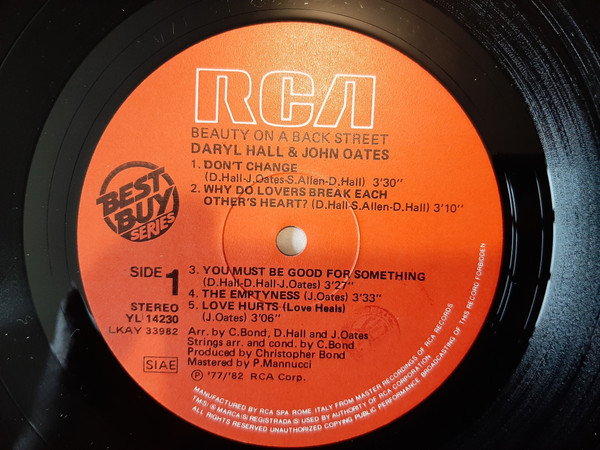 Daryl Hall & John Oates - Beauty On A Back Street | RCA (YL 14230) - 3