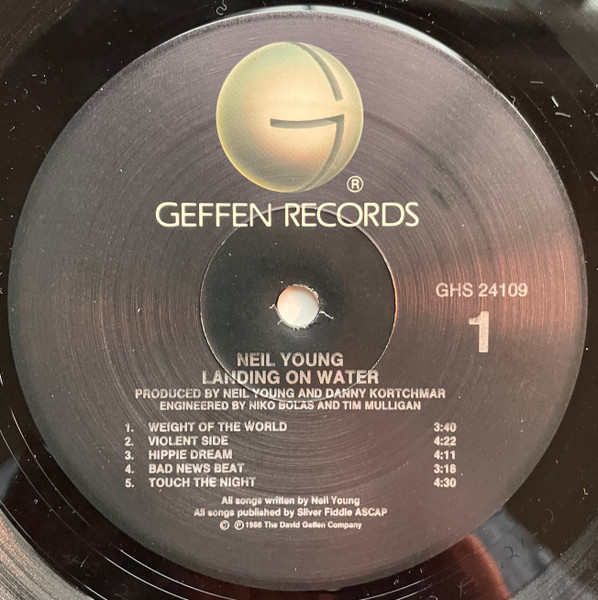 Neil Young - Landing On Water | Geffen Records (GHS 24109) - 3 Neil Young - Landing On Water | Geffen Records (GHS 24109) - 3