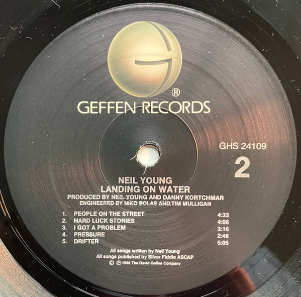 Neil Young - Landing On Water | Geffen Records (GHS 24109) - 4 Neil Young - Landing On Water | Geffen Records (GHS 24109) - 4