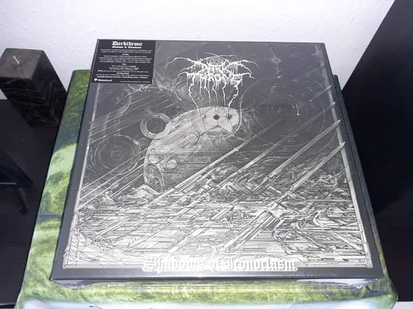 Darkthrone - Shadows Of Iconoclasm | Peaceville (EBVILE024) - 3